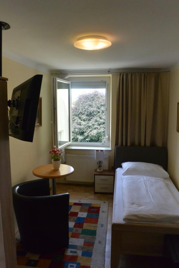 Adlerhof Bed & Breakfast 2*